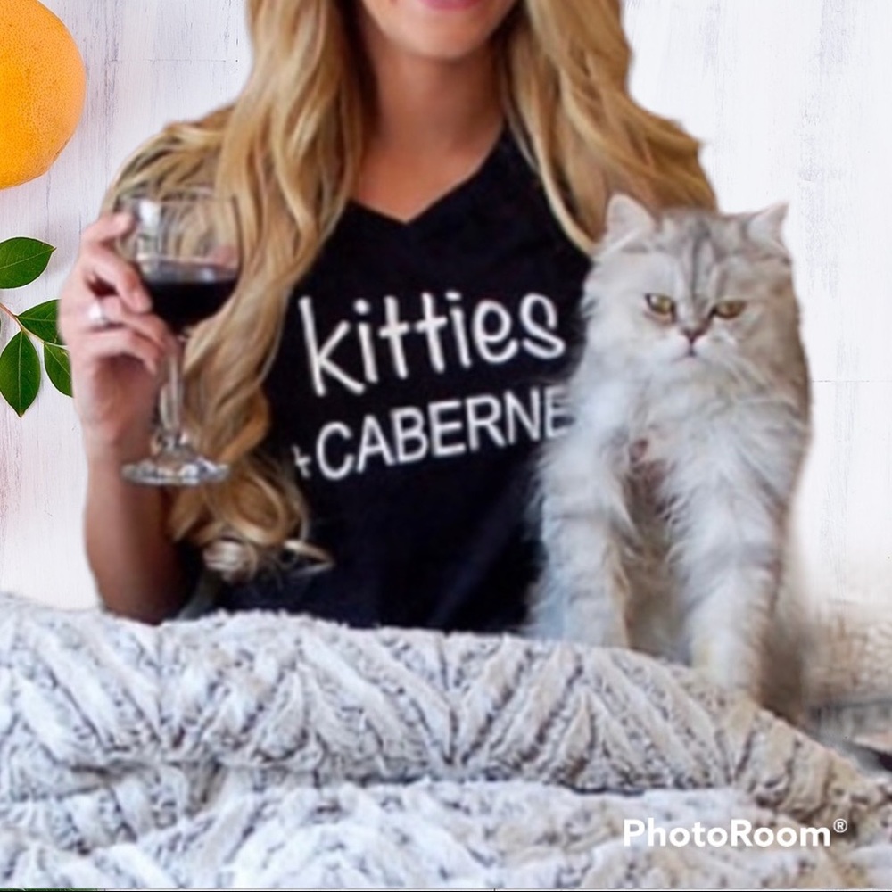 😺&🍷= "𝗞𝗶𝘁𝘁𝗶𝗲𝘀 & 𝗖𝗮𝗯ernet" 𝗩-𝗡𝗲𝗰𝗸 𝗧𝗲𝗲, NEW✔️